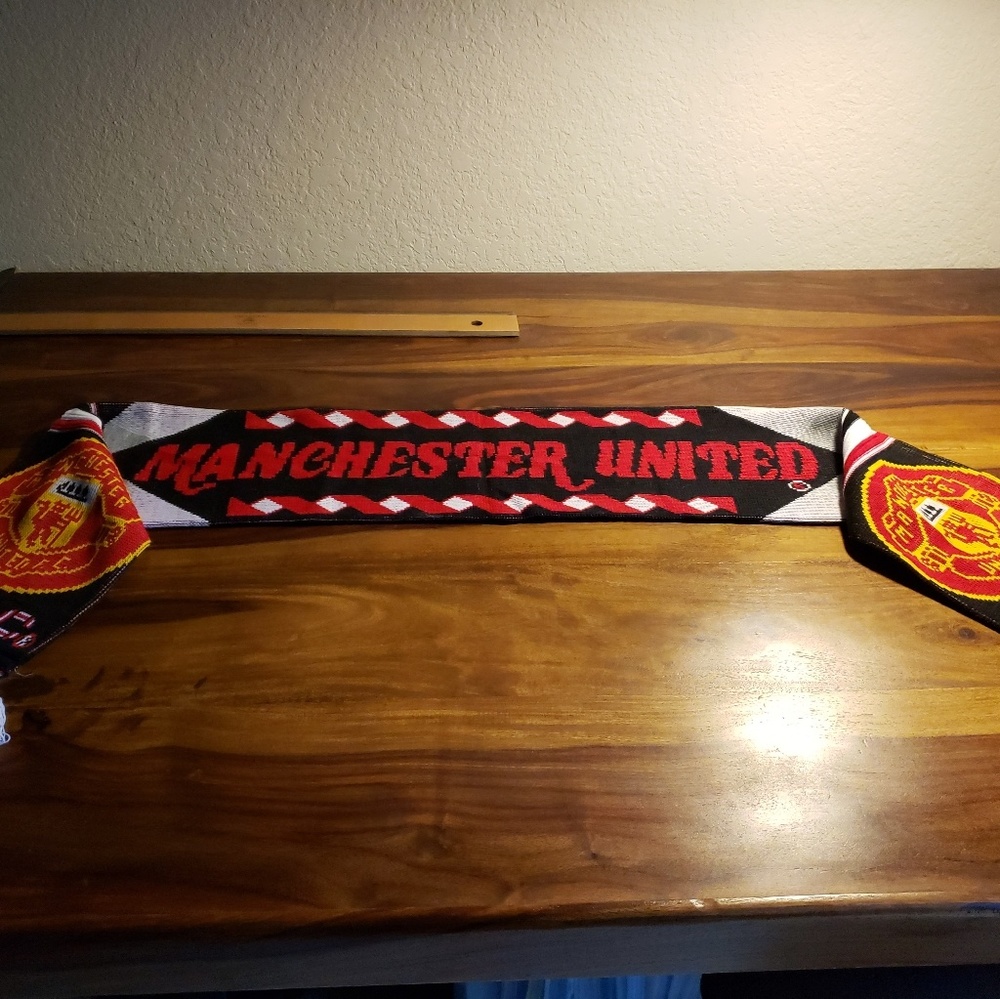 Manchester United skarf kids or banner 7" x 58"
